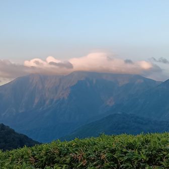 3日目、清水峠白崩避難小屋。
日の出から25分経過。
谷川岳の稜線が染まり始める?