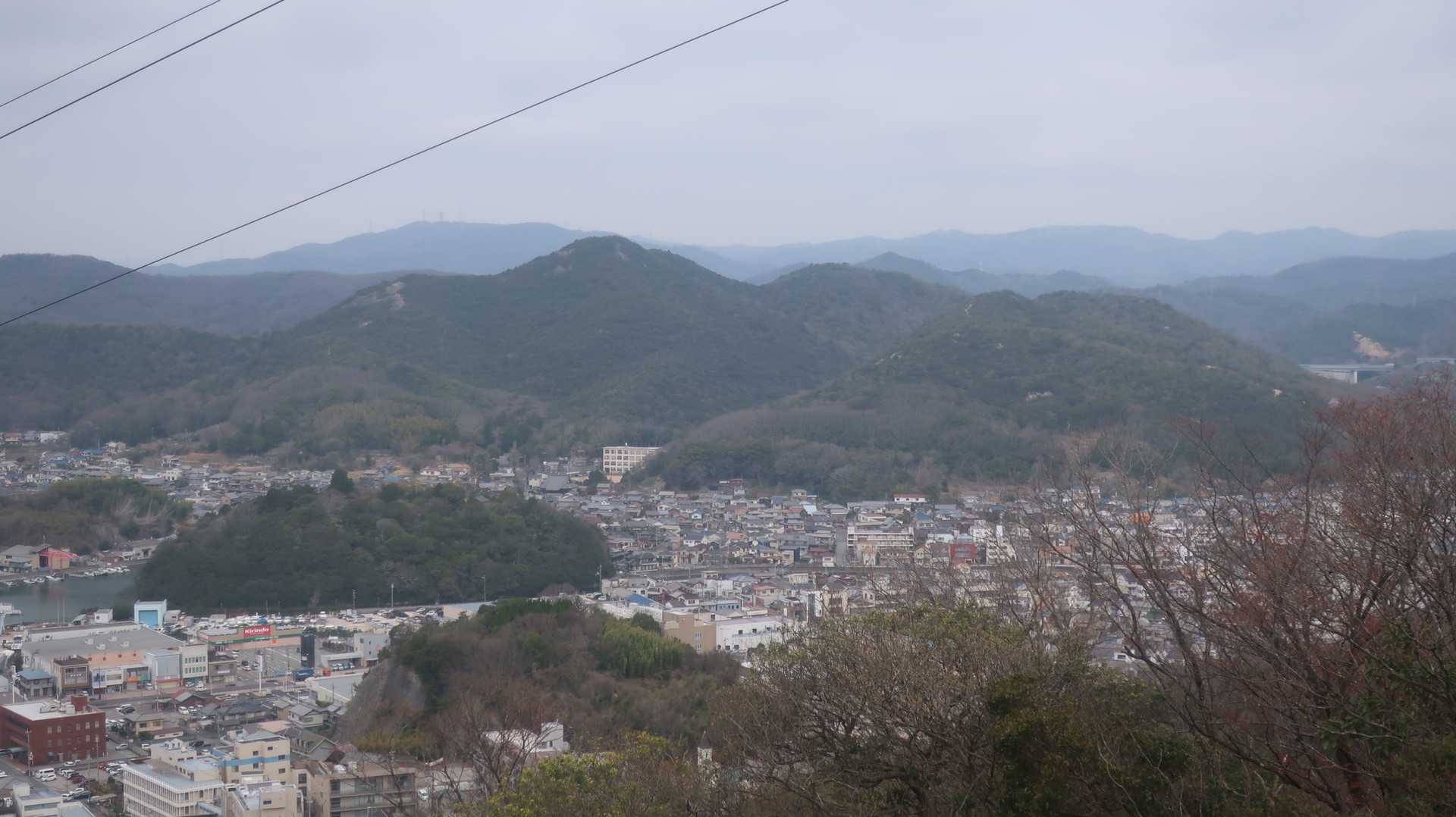 宮山の山塊が。大きな岩はここからでもはっきり確認出来る？