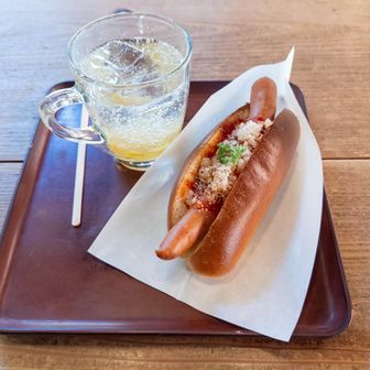 チーズドックと柚子スカッシュを注文。