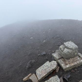 山頂までの道、吹き上げる超爆風🌪️
20-25m/sはあったのでは…
立ってられないほどになり、
戻れなくなると怖いので
引きかえすことに。
あと100メートル程が遠かった！