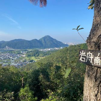 岩舟山南峰登頂⛰️
向かい側には金華山が見えてますね👀