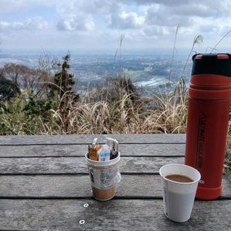 展望台の下のベンチでコーヒー休憩