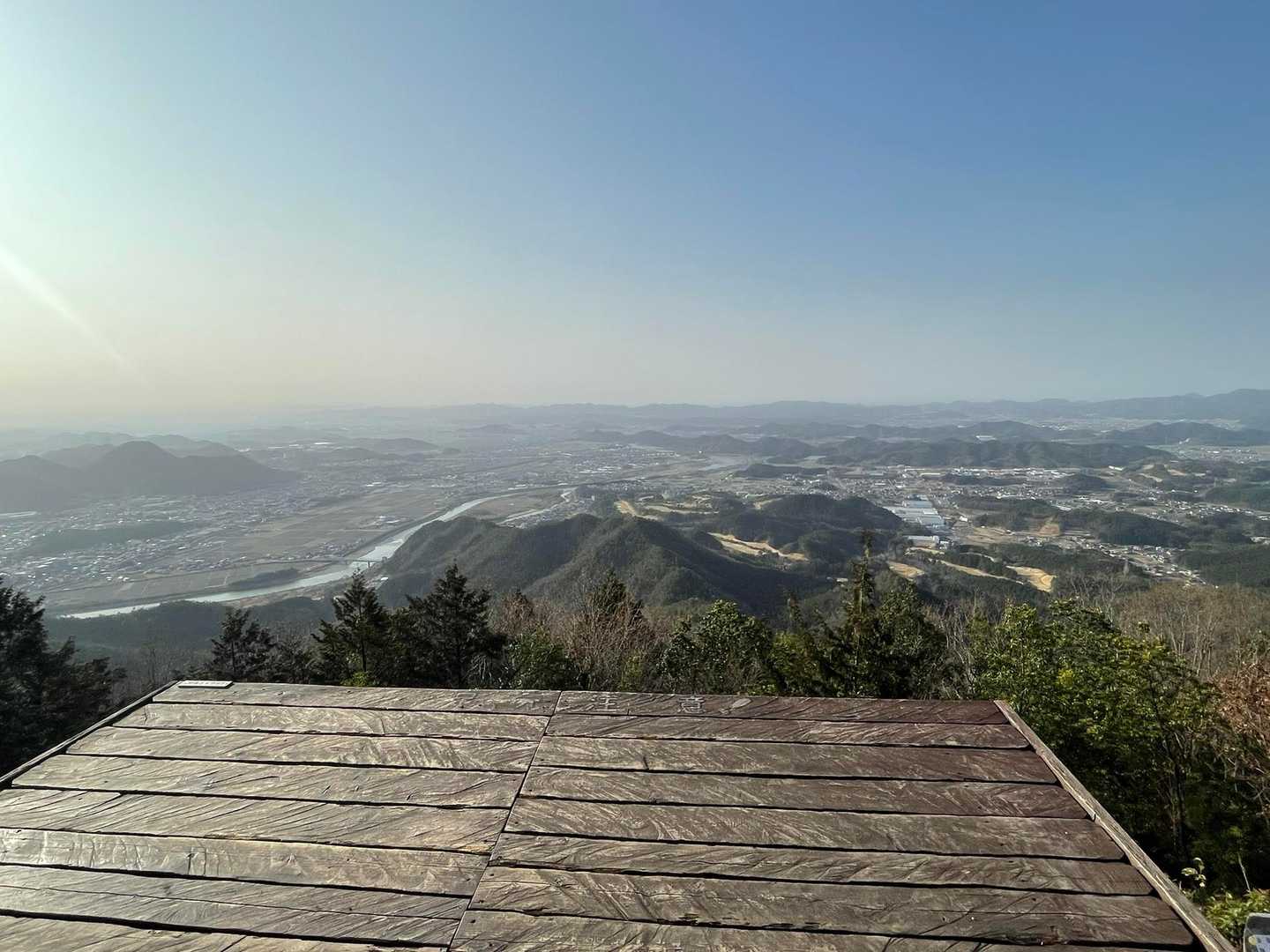 これが頂上のデッキ。景色よき。