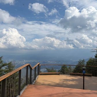 テラスからの景色　眼下に河口湖。雲が近いです。