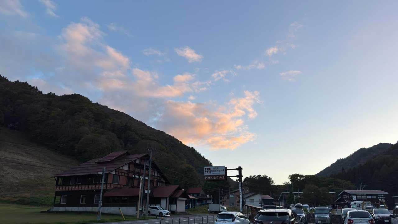 会津駒ヶ岳・中門岳、草紅葉広がる稜線へ の写真 27