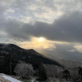 山本小屋ふるさと館の駐車場から朝日が少し見えました。

この後、段々と雪が降ってきました。