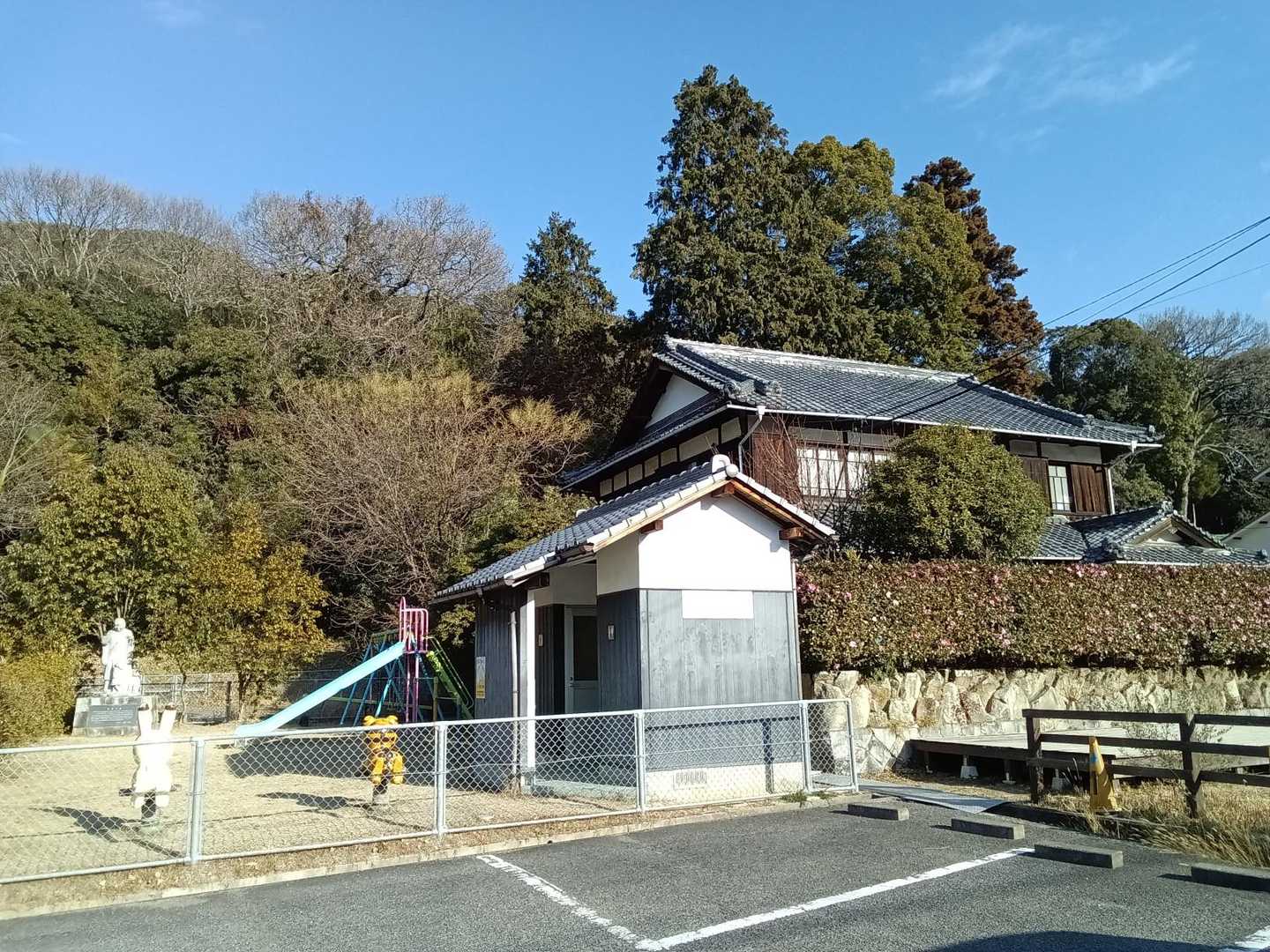 登山口の手前にある公園に綺麗な🚾あり