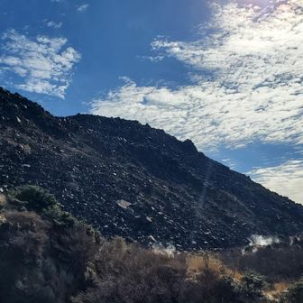 立岩の峰は青空と雲と平成新山ガレ場のコントラスト⛰️🎶