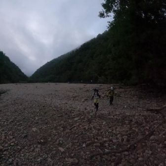 ３時くらいに出発
アプローチの林道は他にも人がいて
賑やか
あっという間にダムへ