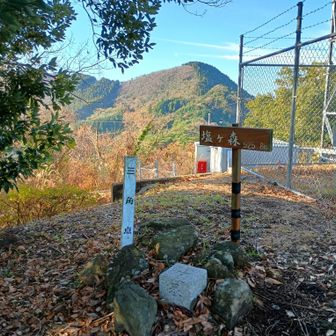 塩ヶ森山頂。奥には番駄ヶ森が見える。
短距離でしたが、天気が良く楽しい山歩きでした。