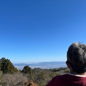 山頂から滋賀県方面を望む。
風が強く吹いてました。