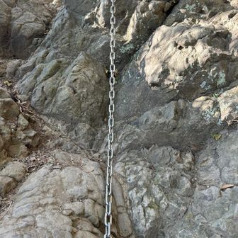 南峰途中の鎖場の鎖。新しく信頼感のある鎖に変わっています