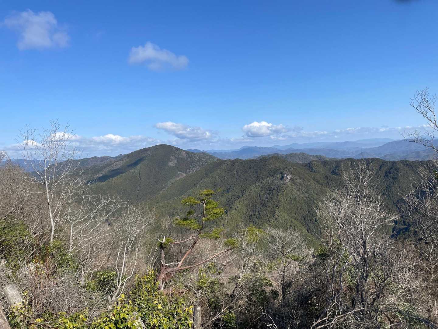 林間の小道を登っていくと〜
30分ほどで山頂に到着🕧
金山城跡です🏯
ここからはイイ景色だ〜✨