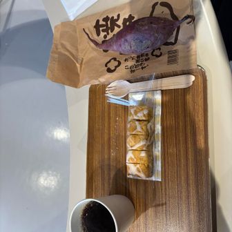 梅ケーキ、を見た瞬間から🤤テイクアウト用のラッピングに入ったケーキをその場で切ってもらいました