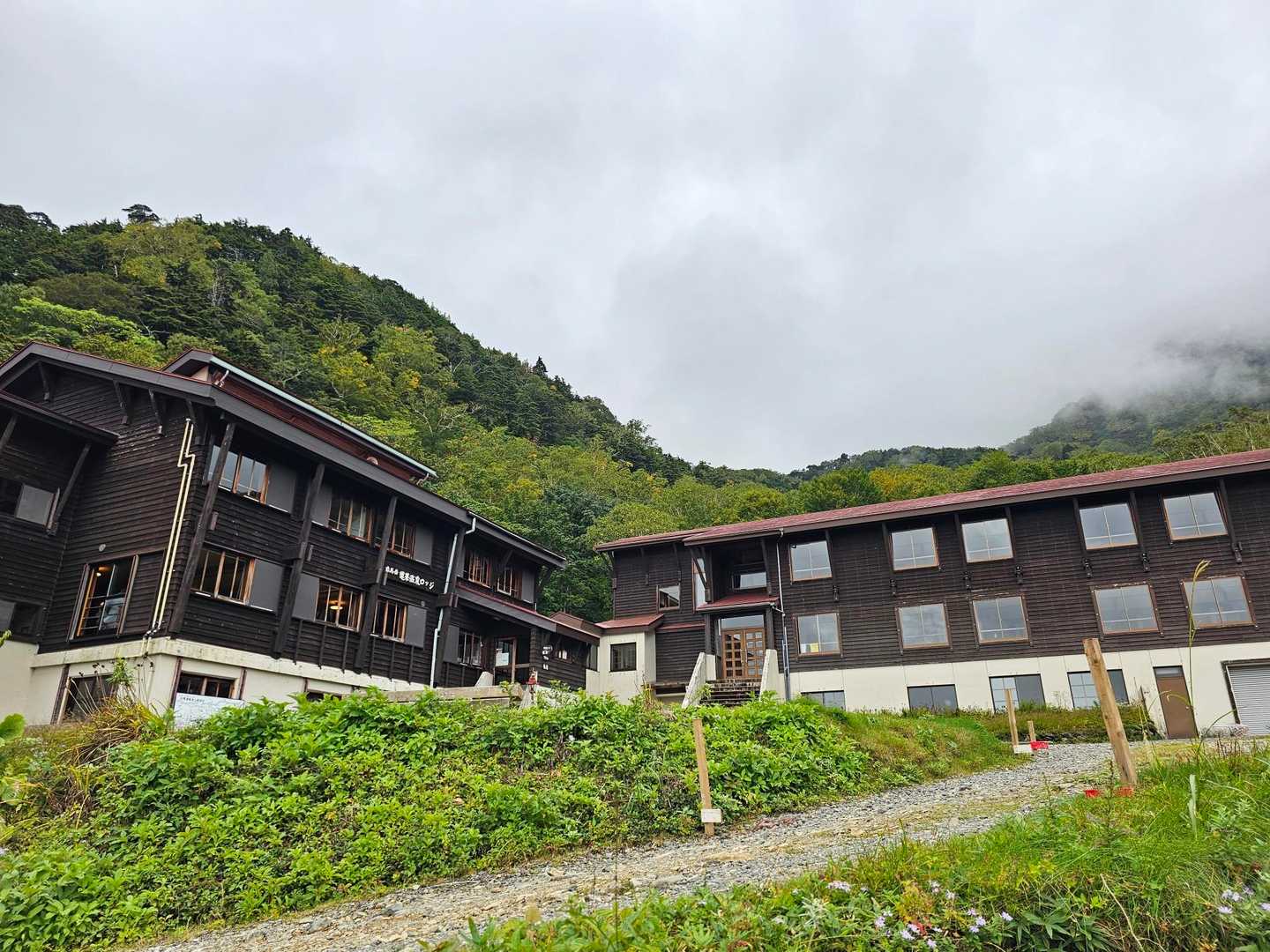 無事に蓮華温泉♨️に到着💦
朝日岳に朝日小屋🏠そして雪倉岳に素敵な✨後立山連峰の道を楽しめました🤗

ありがとさん😉👍️🎶