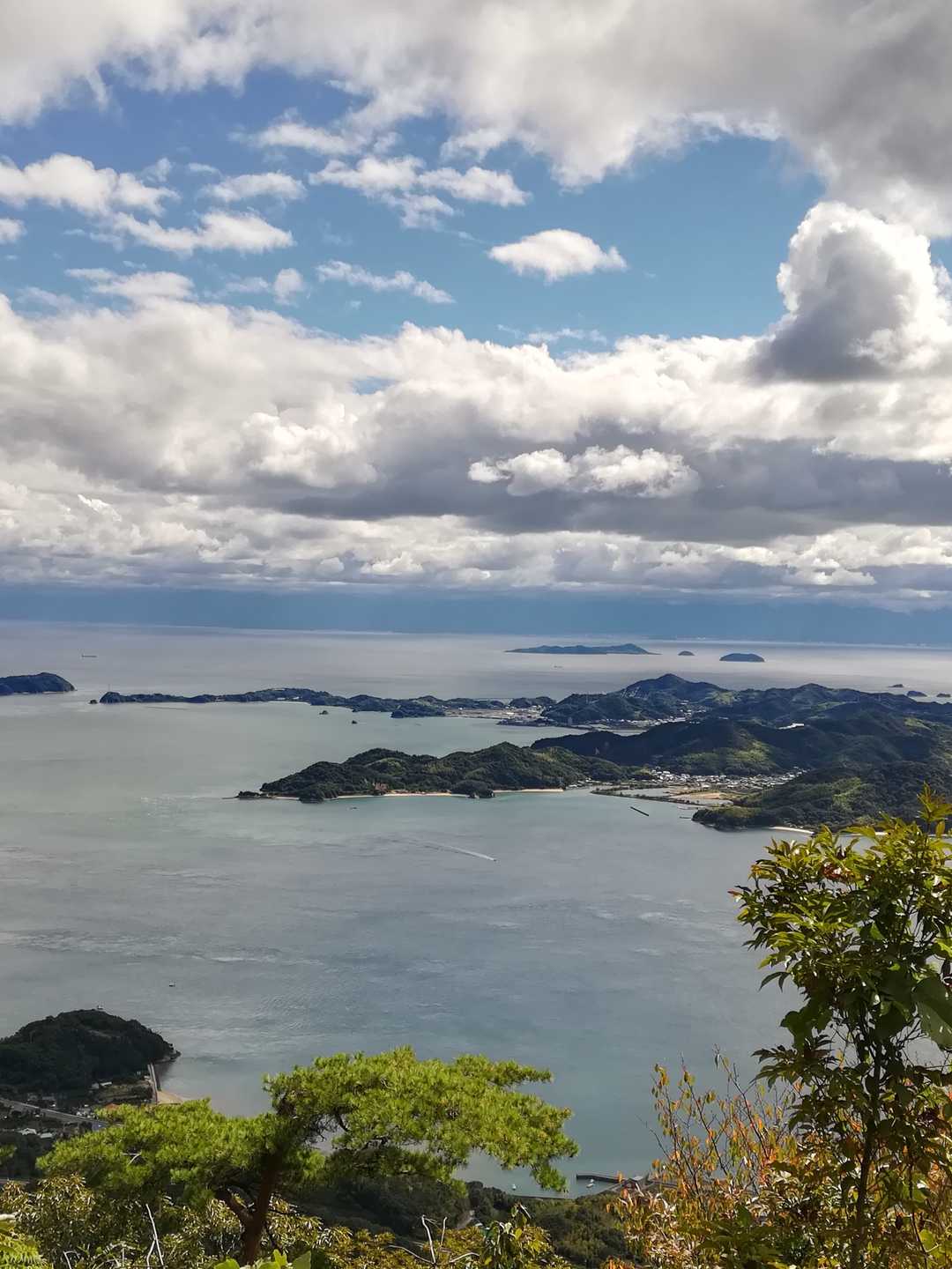 東側眺望😜　あの向こうの雲の下は四国の山々です。🎵