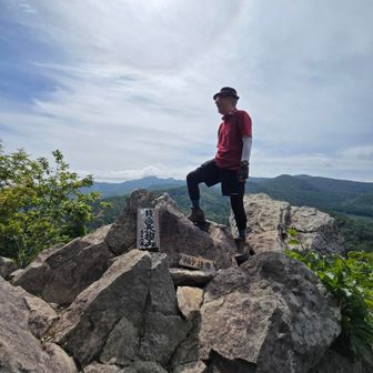 山頂の岩峰に立つ私です。