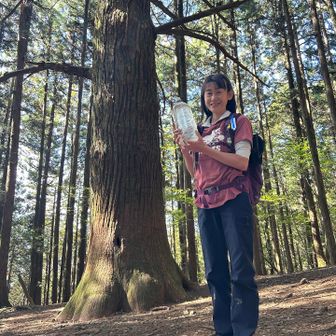大杉の広場　ベンチがあり一休み
水は右手に持ち登る　骨折した右腕の可動域が重みで
広がるかも🤔
荷歩ボランティアの方が写真を撮ってくれました🙏
青年2人も加わり楽しい休憩に😊