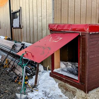 入口の扉はかなり重厚