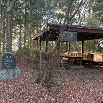 階段を登り切ると、東屋があります。