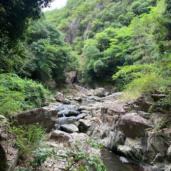 ＪＲ道場駅から出発し、小一時間で鎌倉峡の入口に到着。鎌倉峡に入ると岩の上を歩いたり、石がゴロゴロした川べりを歩いたり足下には注意が必要です。