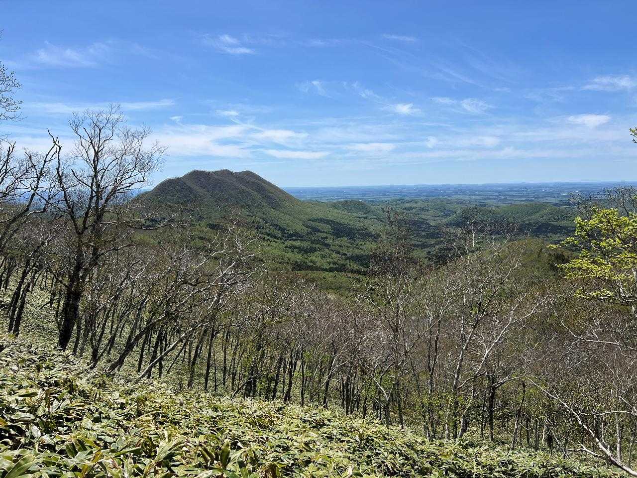 左に見えるのは西竹山