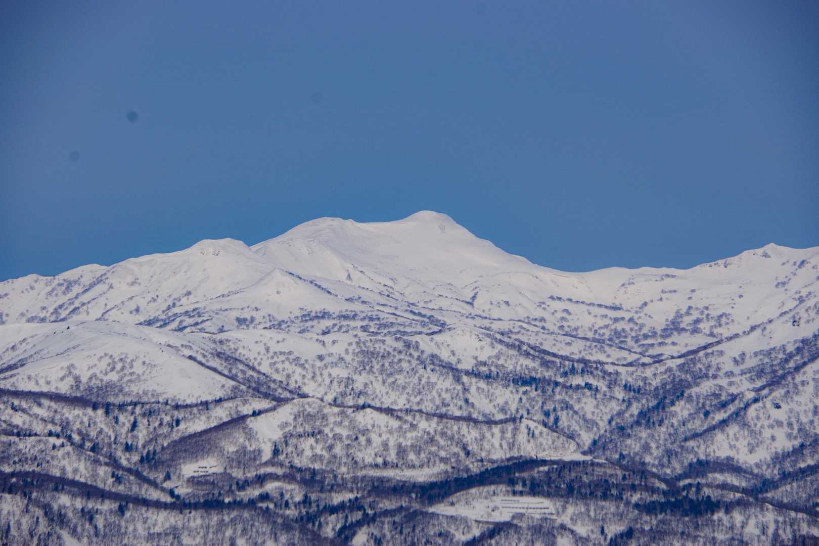 余別岳。の左にポンネアンチシ山
