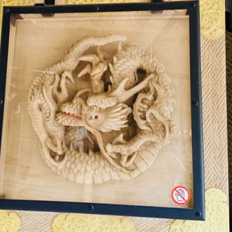両扉にある竜の彫り物です。