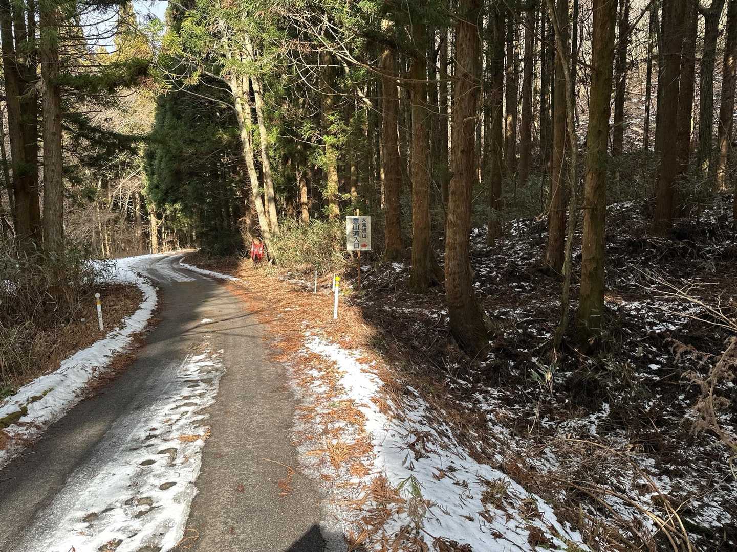 すぐのところに登山口があります。