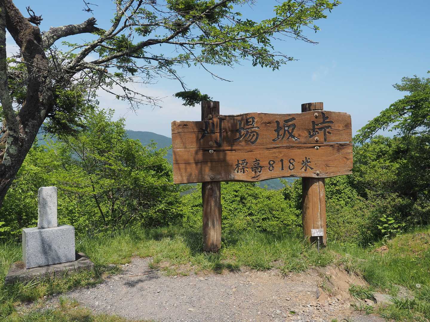 刈場坂峠（かばさかとうげ）
広い駐車場、トイレあり
仮設の茶店も営業されていました
ドライブ客や自転車やバイクのツーリング客にも利用されている様子

トレランの大会が開催されていたようで、駐車場内にエイドステーションが設けてありました