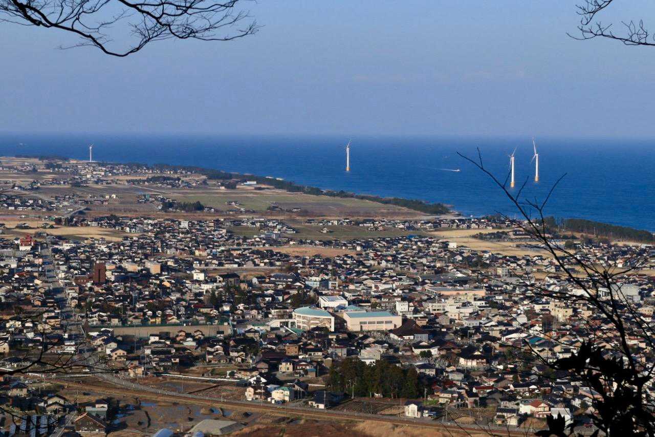 朝日町と洋上風車四基