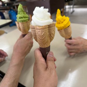 尾瀬沼休憩所でジェラートを食する🍦
抹茶、ゆず、カボチャ🎃じゃなくてマンゴー🥭
みんなで写真撮る前に少し食べちゃった😋
甘さが身体に染みわたる〜🥴
