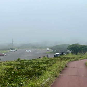 ゴール👍
こんな中でもまあまあの登山者&観光客

ガス☁️は晴れるどころか、スタート時より更に低く😫