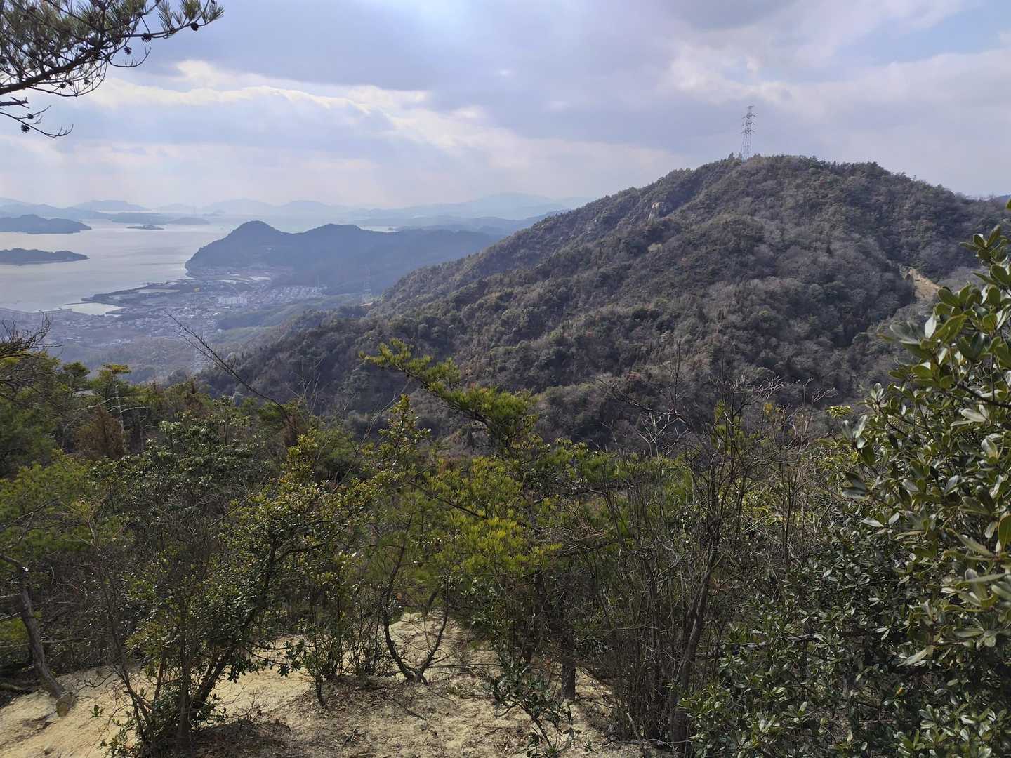 次に目指す烏帽子形山
山頂にある鉄塔が遠いぞ