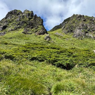 あの間を通って進むのですが、谷から上がるこの道が一番急登でした
谷深ければ山高し…