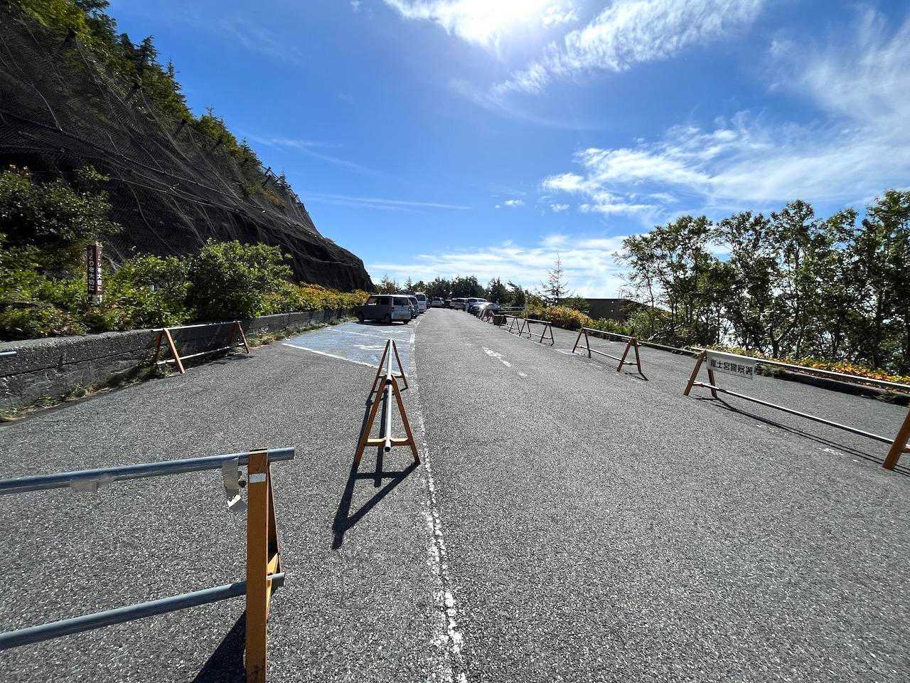 無事降りてきた！
駐車場はそこそこ混んでいました。この後バスが何台も上がってきました。平日も混み合いますねー！早めの行動が必要です！