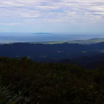 二王子岳山頂にて撮影。日本海の向こうに浮かぶ粟島です。