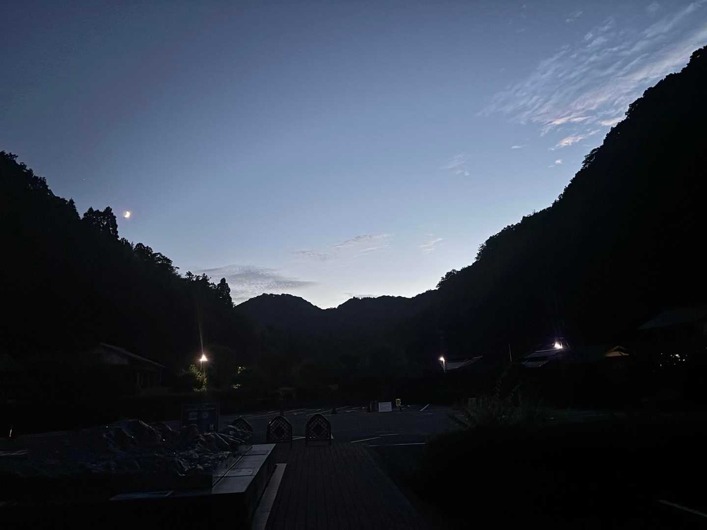 駐車場から要害山、暗い🙁