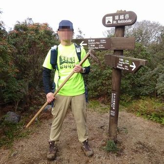 クワもって記念撮影