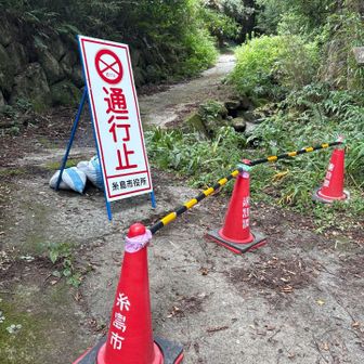 いつも水を汲むところが通行止めになってました。今回はバス停のそばの蛇口で水を汲みました
