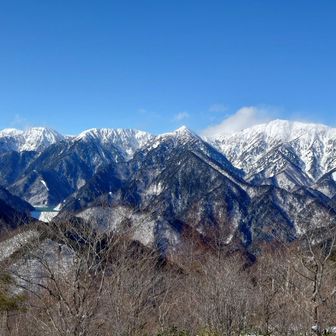 ダムの右上は七倉岳、北葛岳、一際大きい蓮華岳