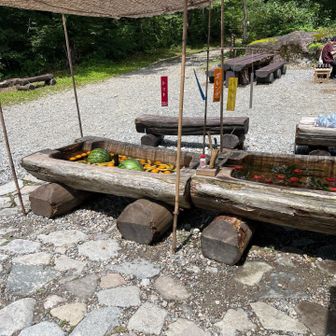 わさび平小屋で、トマト🍅やスイカ🍉やバナナ🍌冷やしてた🤤
ジュースも同じ感じにしてあって魅力いっぱいだったけど、写真だけで我慢😵⸒⸒