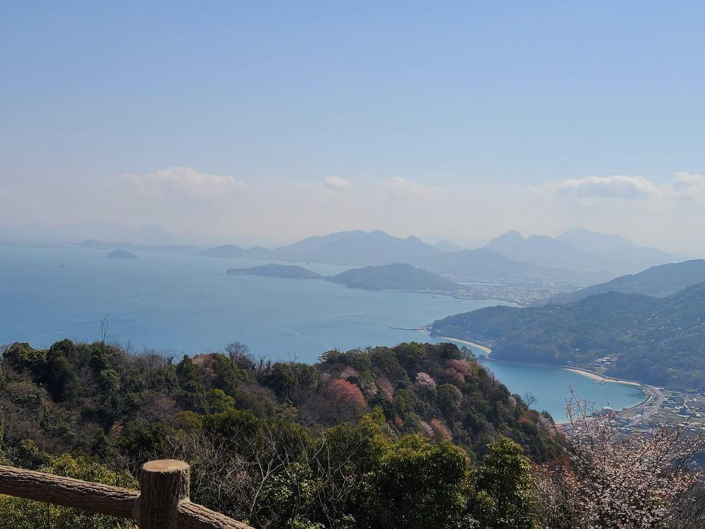 右から
大麻山、五岳山、天霧山 かな❓ その前には塩生山
左に、うーーっすら飯野山