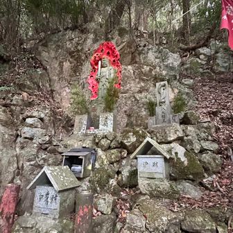 奥の院の裏にいらっしゃいます