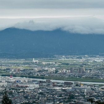 脊振方面、厚い雲が覆いかぶさってる。