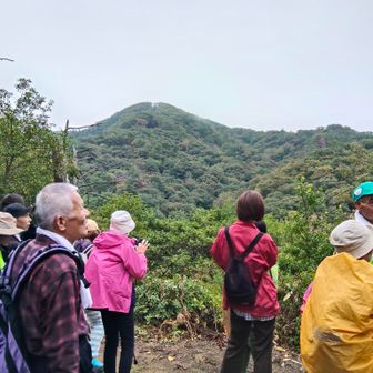 　美しい姿の先程の武名が平の峰への眺望です。