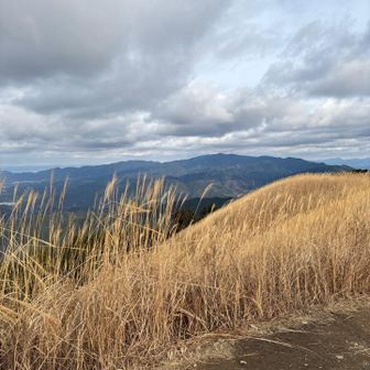 岩湧山からの金剛山と葛城山。