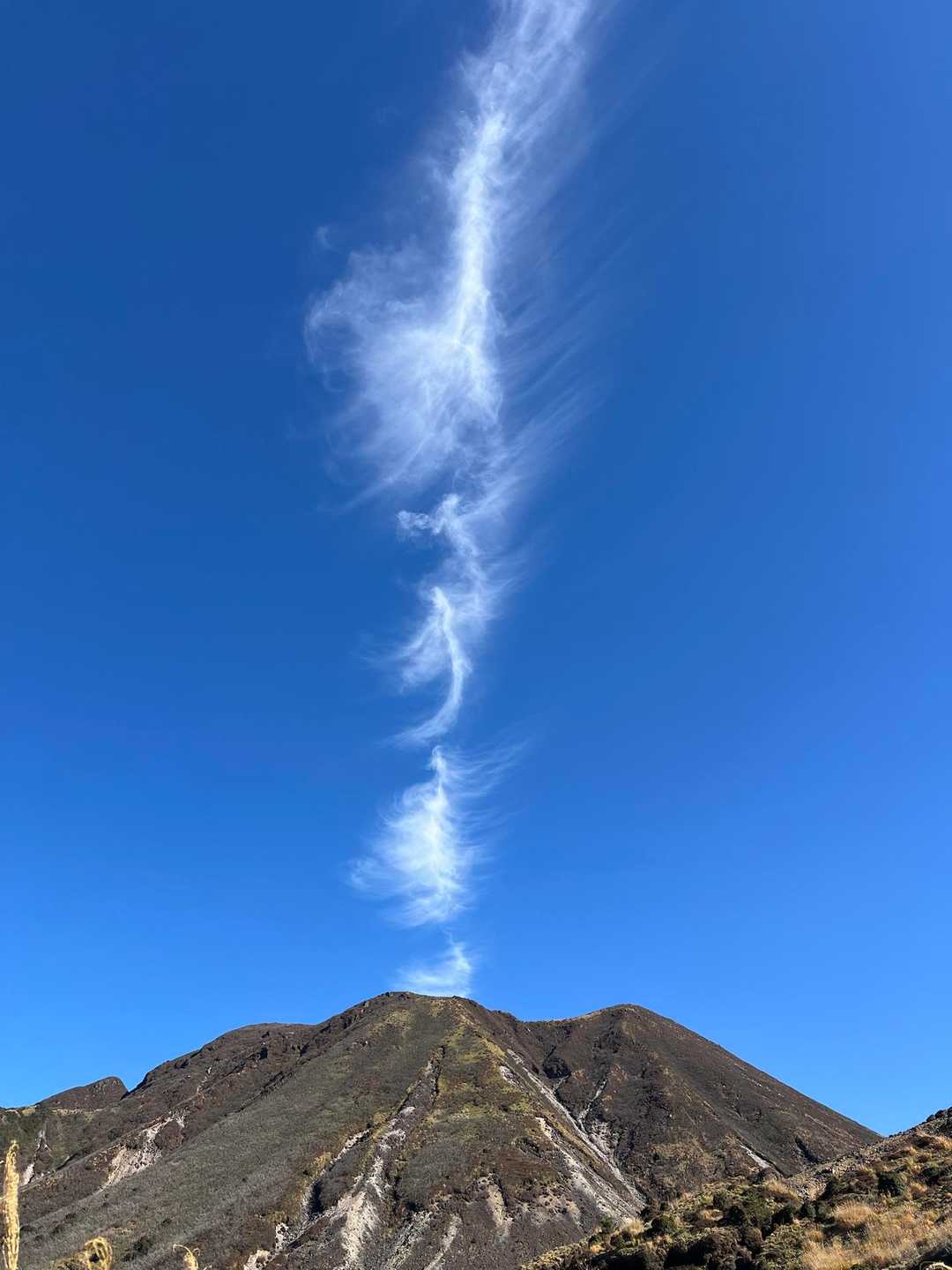 ふと振り返ると…
三俣山から、昇り龍のような雲が！👀
