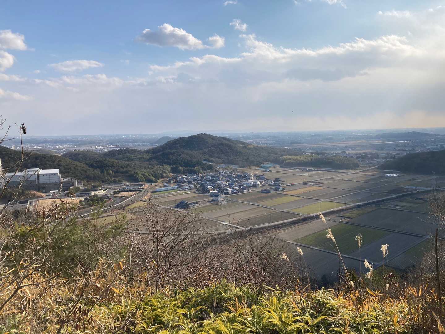 山頂付近からの眺望は良し！😋
今日は風が強いです