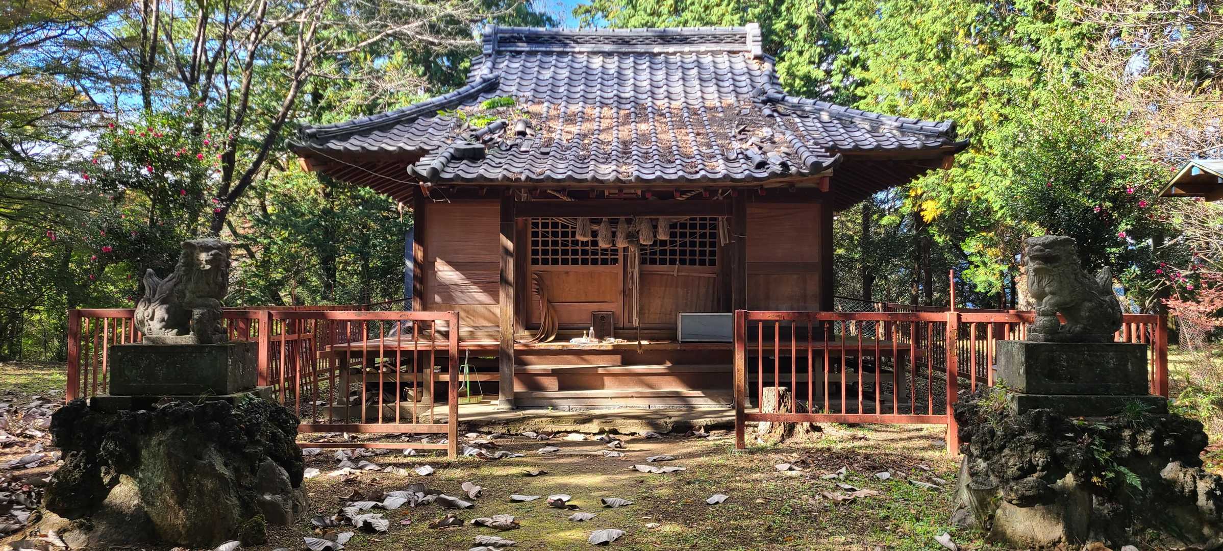 ガサガサしたルートを歩いて💧要害神社⛩️に到着‼️ここが要害山⛰️山頂です❗😁👍